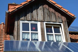 Češi si oblíbili solární panel na parapet, ale neušetří